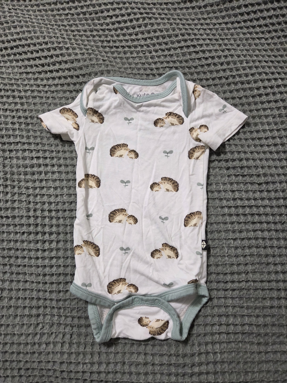 Kyte BABY White Hedgehog Print Onesie with Sage Trim 0-3m